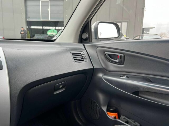 Сірий Хендай Туксон, об'ємом двигуна 2 л та пробігом 263 тис. км за 7440 $, фото 29 на Automoto.ua