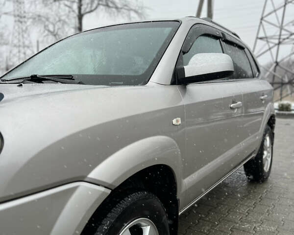 Сірий Хендай Туксон, об'ємом двигуна 1.99 л та пробігом 252 тис. км за 6700 $, фото 25 на Automoto.ua