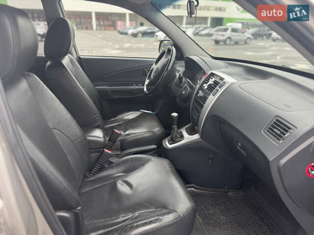 Серый Хендай Туксон, объемом двигателя 1.98 л и пробегом 175 тыс. км за 7800 $, фото 14 на Automoto.ua