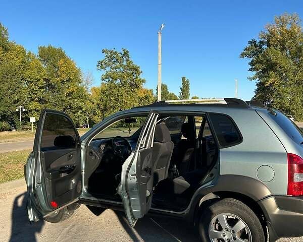 Сірий Хендай Туксон, об'ємом двигуна 2 л та пробігом 256 тис. км за 7500 $, фото 8 на Automoto.ua