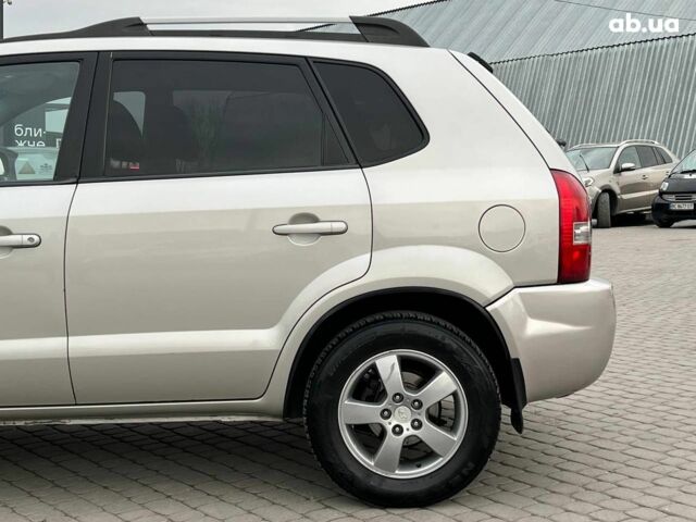Сірий Хендай Туксон, об'ємом двигуна 2 л та пробігом 263 тис. км за 7440 $, фото 3 на Automoto.ua