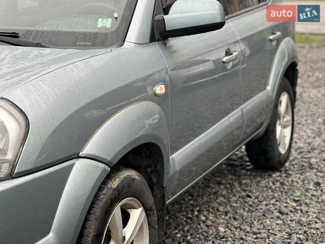 Серый Хендай Туксон, объемом двигателя 1.98 л и пробегом 253 тыс. км за 7650 $, фото 10 на Automoto.ua
