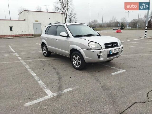 Серый Хендай Туксон, объемом двигателя 1.98 л и пробегом 278 тыс. км за 5300 $, фото 2 на Automoto.ua