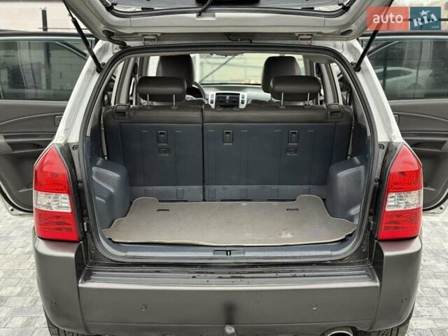 Серый Хендай Туксон, объемом двигателя 1.98 л и пробегом 252 тыс. км за 6950 $, фото 21 на Automoto.ua
