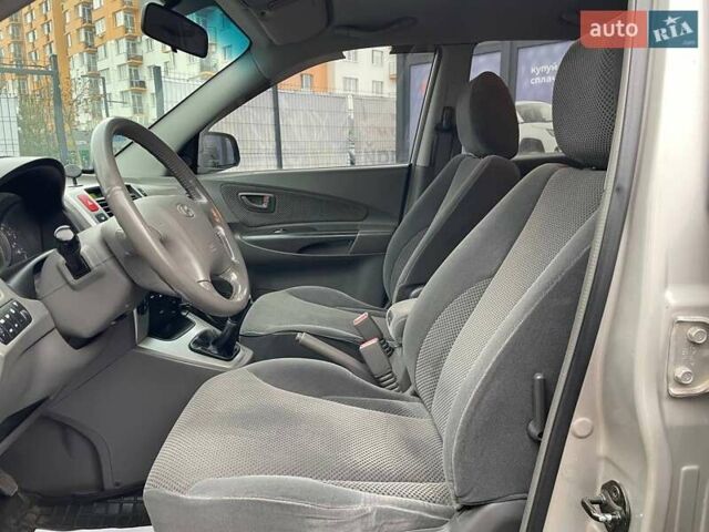 Серый Хендай Туксон, объемом двигателя 2 л и пробегом 108 тыс. км за 9200 $, фото 13 на Automoto.ua