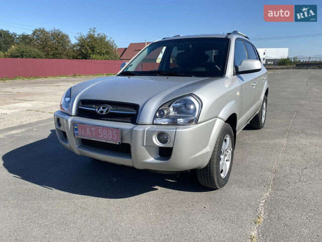 Серый Хендай Туксон, объемом двигателя 2 л и пробегом 140 тыс. км за 8100 $, фото 1 на Automoto.ua
