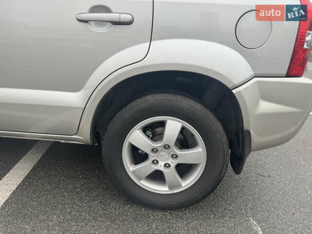 Серый Хендай Туксон, объемом двигателя 1.98 л и пробегом 175 тыс. км за 7800 $, фото 8 на Automoto.ua