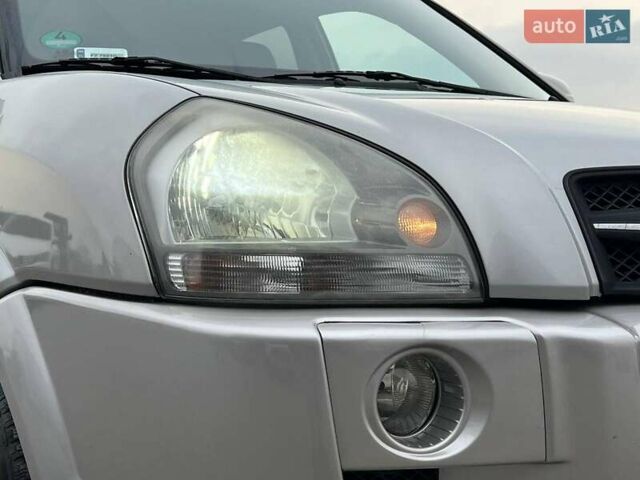 Серый Хендай Туксон, объемом двигателя 2 л и пробегом 263 тыс. км за 7440 $, фото 10 на Automoto.ua