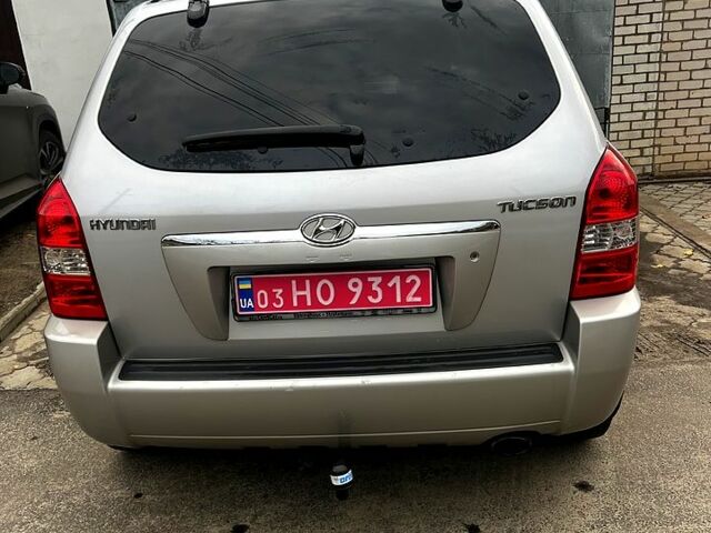 Серый Хендай Туксон, объемом двигателя 2 л и пробегом 228 тыс. км за 8000 $, фото 2 на Automoto.ua