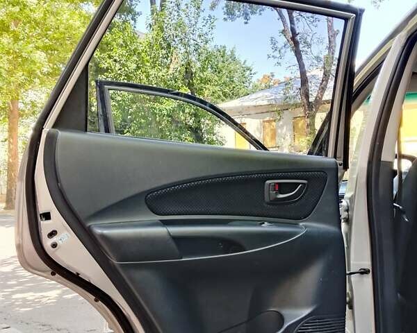 Сірий Хендай Туксон, об'ємом двигуна 2 л та пробігом 277 тис. км за 8000 $, фото 14 на Automoto.ua