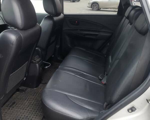 Серый Хендай Туксон, объемом двигателя 1.98 л и пробегом 278 тыс. км за 5300 $, фото 24 на Automoto.ua