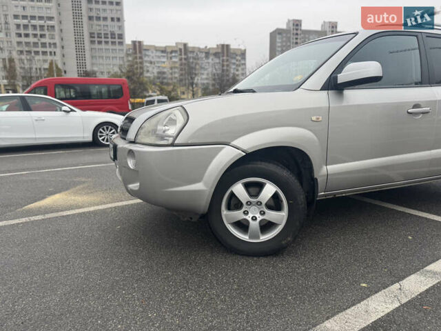 Серый Хендай Туксон, объемом двигателя 1.98 л и пробегом 175 тыс. км за 7800 $, фото 10 на Automoto.ua