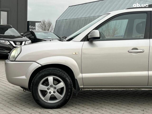 Сірий Хендай Туксон, об'ємом двигуна 2 л та пробігом 263 тис. км за 7440 $, фото 1 на Automoto.ua