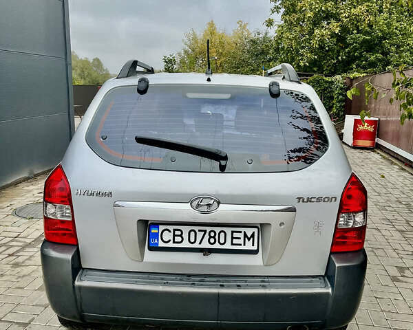 Сірий Хендай Туксон, об'ємом двигуна 2 л та пробігом 200 тис. км за 7500 $, фото 5 на Automoto.ua