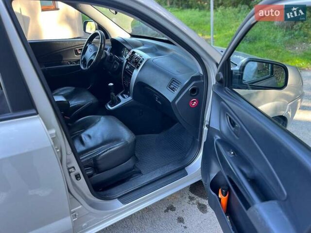 Сірий Хендай Туксон, об'ємом двигуна 1.98 л та пробігом 261 тис. км за 7200 $, фото 11 на Automoto.ua