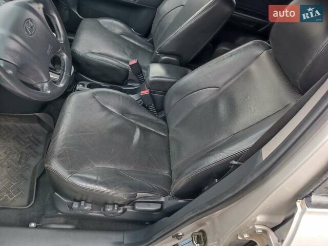 Серый Хендай Туксон, объемом двигателя 1.98 л и пробегом 250 тыс. км за 7300 $, фото 14 на Automoto.ua