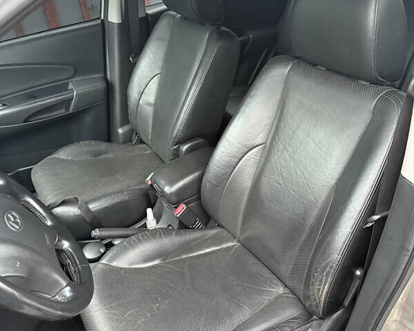 Серый Хендай Туксон, объемом двигателя 1.98 л и пробегом 193 тыс. км за 6500 $, фото 16 на Automoto.ua