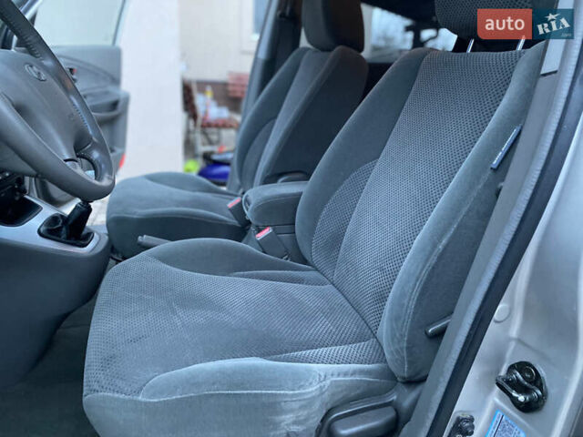 Сірий Хендай Туксон, об'ємом двигуна 2 л та пробігом 105 тис. км за 6990 $, фото 16 на Automoto.ua