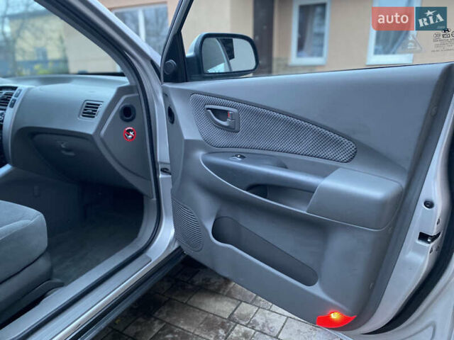 Сірий Хендай Туксон, об'ємом двигуна 2 л та пробігом 105 тис. км за 6990 $, фото 23 на Automoto.ua