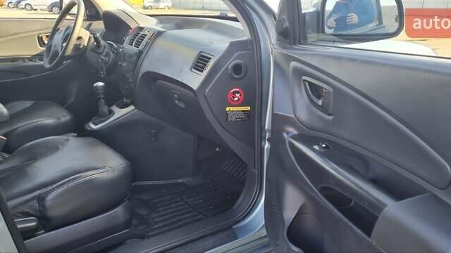 Сірий Хендай Туксон, об'ємом двигуна 1.99 л та пробігом 190 тис. км за 9600 $, фото 12 на Automoto.ua