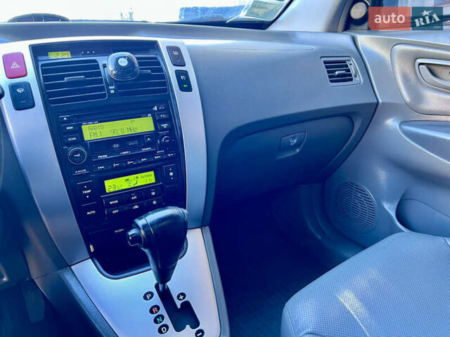 Сірий Хендай Туксон, об'ємом двигуна 2 л та пробігом 215 тис. км за 7350 $, фото 25 на Automoto.ua