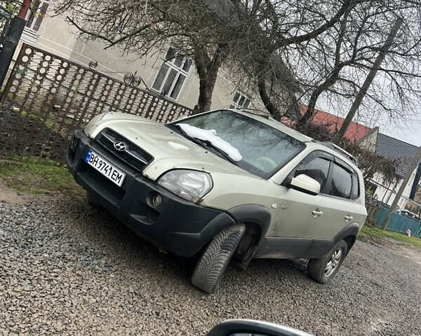 Серый Хендай Туксон, объемом двигателя 2 л и пробегом 270 тыс. км за 4300 $, фото 3 на Automoto.ua