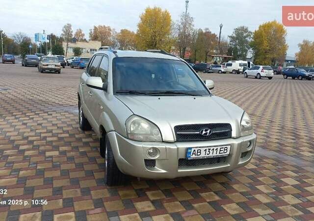 Серый Хендай Туксон, объемом двигателя 1.99 л и пробегом 303 тыс. км за 6500 $, фото 1 на Automoto.ua