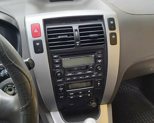 Сірий Хендай Туксон, об'ємом двигуна 1.99 л та пробігом 223 тис. км за 7500 $, фото 17 на Automoto.ua