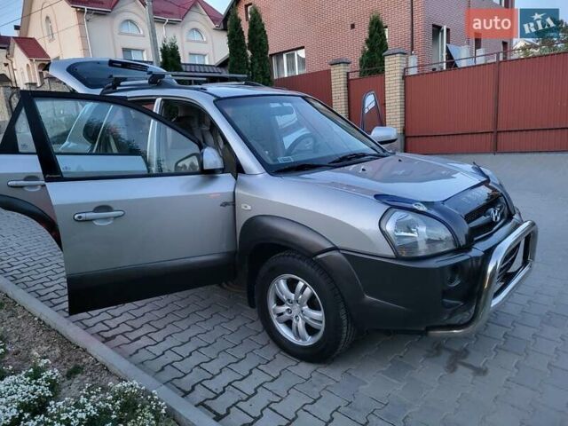 Серый Хендай Туксон, объемом двигателя 2 л и пробегом 257 тыс. км за 7800 $, фото 75 на Automoto.ua