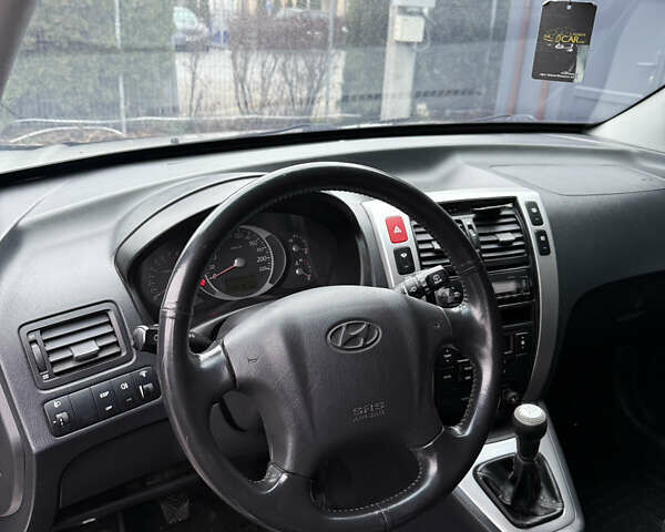 Серый Хендай Туксон, объемом двигателя 1.98 л и пробегом 193 тыс. км за 6500 $, фото 9 на Automoto.ua