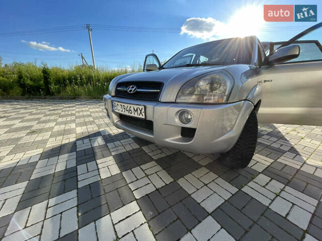 Серый Хендай Туксон, объемом двигателя 2 л и пробегом 275 тыс. км за 7700 $, фото 9 на Automoto.ua