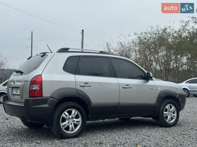 Серый Хендай Туксон, объемом двигателя 1.98 л и пробегом 241 тыс. км за 7000 $, фото 27 на Automoto.ua