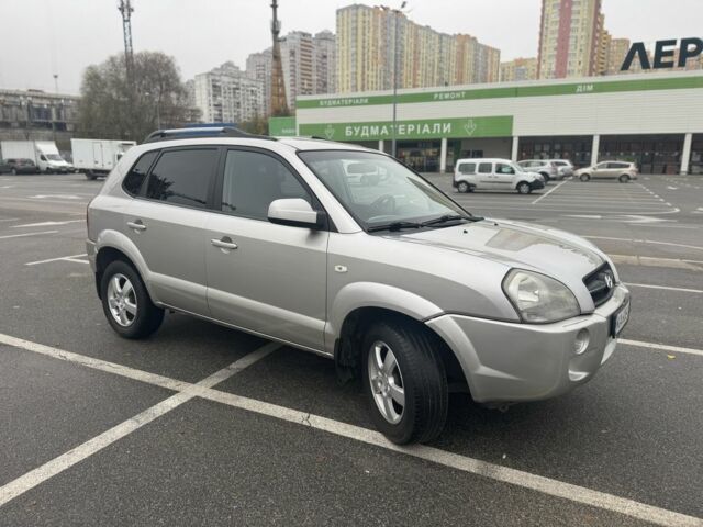 Серый Хендай Туксон, объемом двигателя 2 л и пробегом 176 тыс. км за 7300 $, фото 1 на Automoto.ua