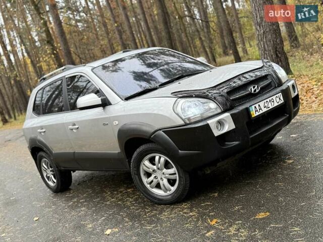 Хендай Туксон 2006 в Киеве на Automoto.ua Серый Хендай Туксон, объемом двигателя 1.98 л и пробегом 198 тыс. км за 7100 $, фото 1 на Automoto.ua