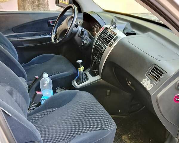 Сірий Хендай Туксон, об'ємом двигуна 2 л та пробігом 277 тис. км за 8000 $, фото 18 на Automoto.ua