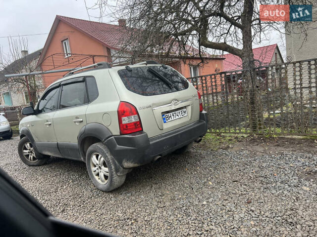 Серый Хендай Туксон, объемом двигателя 2 л и пробегом 270 тыс. км за 4300 $, фото 2 на Automoto.ua