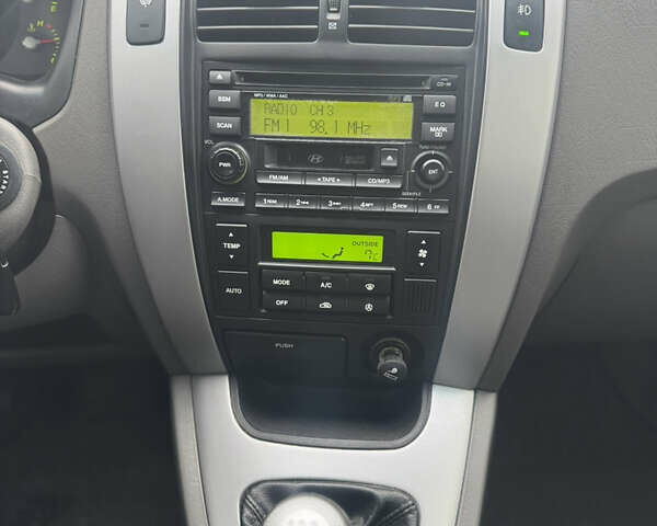 Серый Хендай Туксон, объемом двигателя 1.98 л и пробегом 241 тыс. км за 7000 $, фото 54 на Automoto.ua