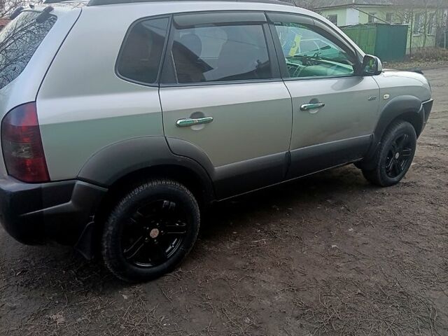 Сірий Хендай Туксон, об'ємом двигуна 2 л та пробігом 300 тис. км за 7000 $, фото 1 на Automoto.ua