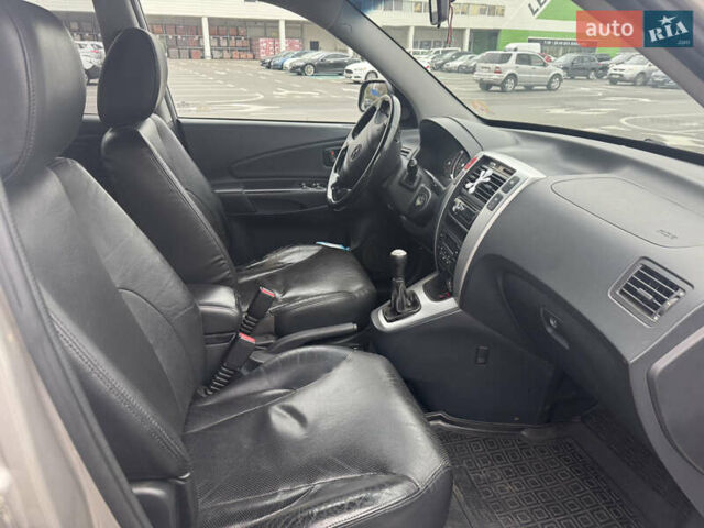 Серый Хендай Туксон, объемом двигателя 1.98 л и пробегом 175 тыс. км за 7800 $, фото 15 на Automoto.ua