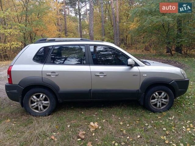 Серый Хендай Туксон, объемом двигателя 1.98 л и пробегом 312 тыс. км за 6000 $, фото 12 на Automoto.ua