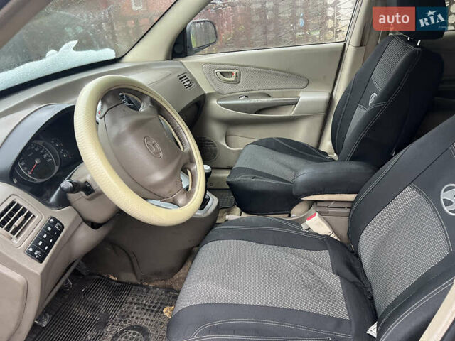 Серый Хендай Туксон, объемом двигателя 2 л и пробегом 270 тыс. км за 4300 $, фото 7 на Automoto.ua