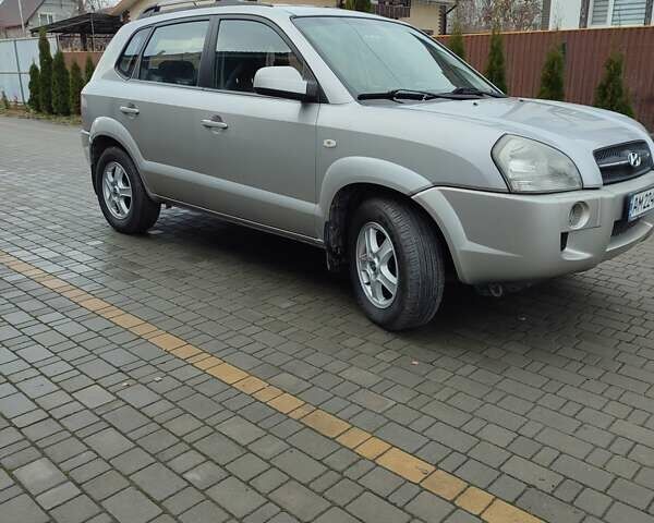 Серый Хендай Туксон, объемом двигателя 1.99 л и пробегом 178 тыс. км за 6700 $, фото 2 на Automoto.ua