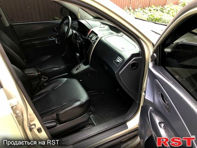 Сірий Хендай Туксон, об'ємом двигуна 2 л та пробігом 252 тис. км за 8300 $, фото 5 на Automoto.ua