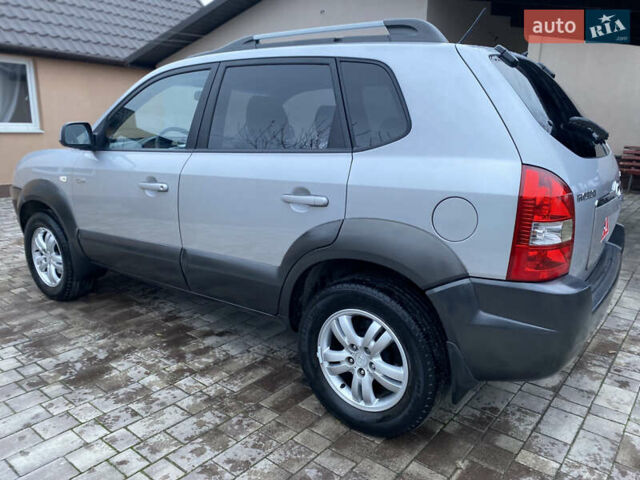Сірий Хендай Туксон, об'ємом двигуна 2 л та пробігом 105 тис. км за 6990 $, фото 6 на Automoto.ua