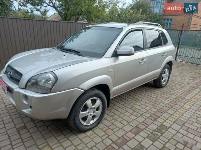 Серый Хендай Туксон, объемом двигателя 2 л и пробегом 224 тыс. км за 6900 $, фото 1 на Automoto.ua