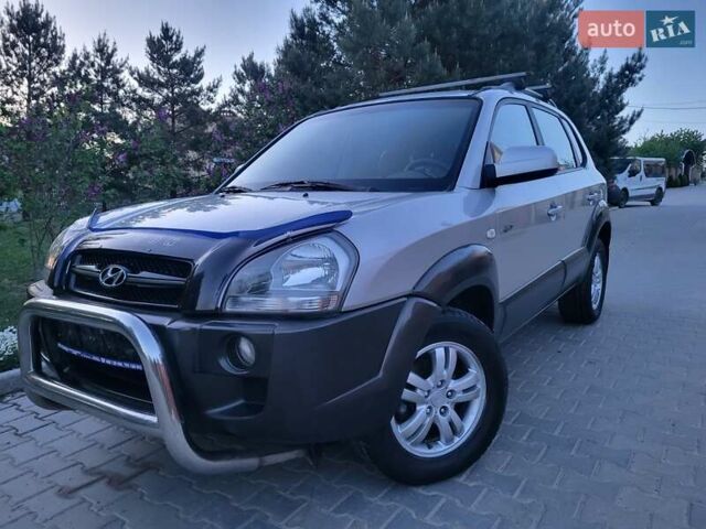Серый Хендай Туксон, объемом двигателя 2 л и пробегом 257 тыс. км за 7800 $, фото 3 на Automoto.ua