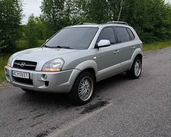 Серый Хендай Туксон, объемом двигателя 1.99 л и пробегом 222 тыс. км за 7800 $, фото 1 на Automoto.ua