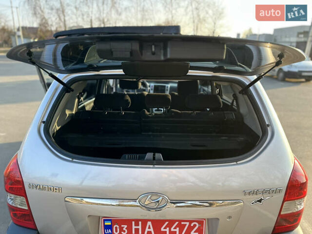 Серый Хендай Туксон, объемом двигателя 1.98 л и пробегом 223 тыс. км за 6750 $, фото 32 на Automoto.ua