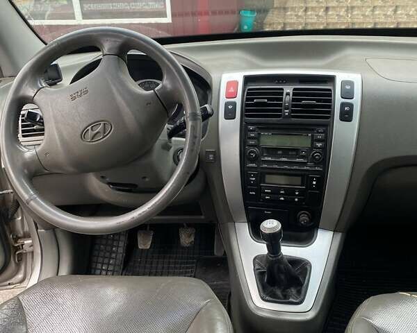 Серый Хендай Туксон, объемом двигателя 1.98 л и пробегом 252 тыс. км за 6199 $, фото 6 на Automoto.ua