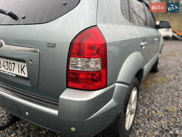 Серый Хендай Туксон, объемом двигателя 1.98 л и пробегом 253 тыс. км за 7650 $, фото 7 на Automoto.ua